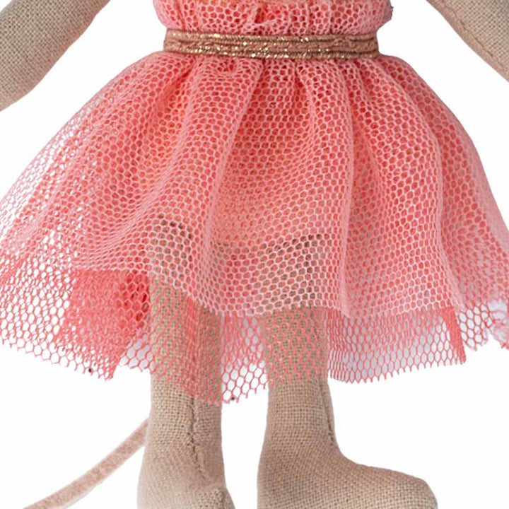 Nahaufnahme einer Maileg-Maus Prinzessin Big Sister-Puppe, die einen rosa Netzrock mit einem goldenen Gürtel trägt und nur den Oberkörper und die Beine zeigt.