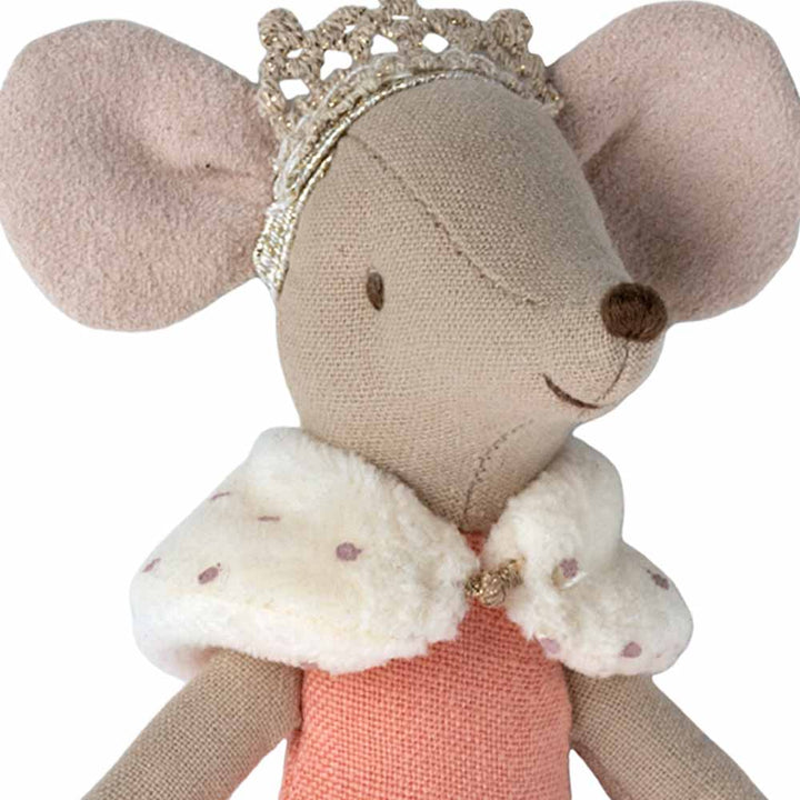 Maileg - Maus Prinzessin Big Sister-Spielzeug in einem rosa Kleid mit weißem Pelzkragen und einer Tiara vor einem weißen Hintergrund.