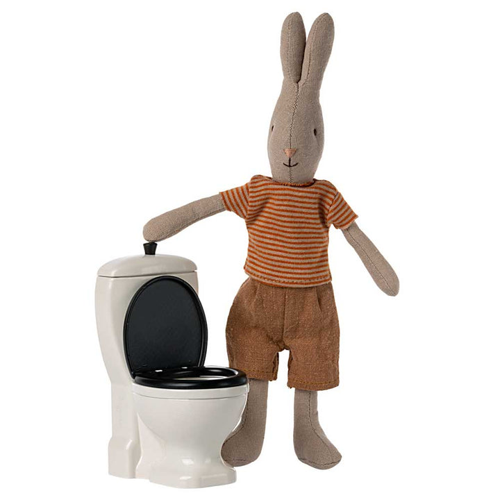 Ausgestopftes Hasenspielzeug neben einer Maileg - Maus Toilette.