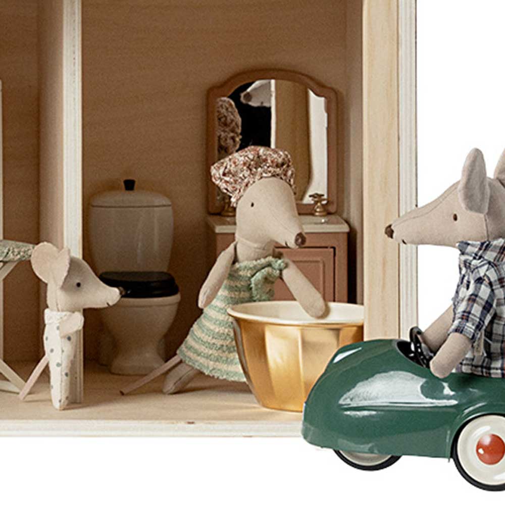 Miniatur-Maleg-Maus-Toilettenfiguren in einer Puppenhaus-Badezimmerszene, eine fährt auf einem Roller und eine andere steht an einer Badewanne.