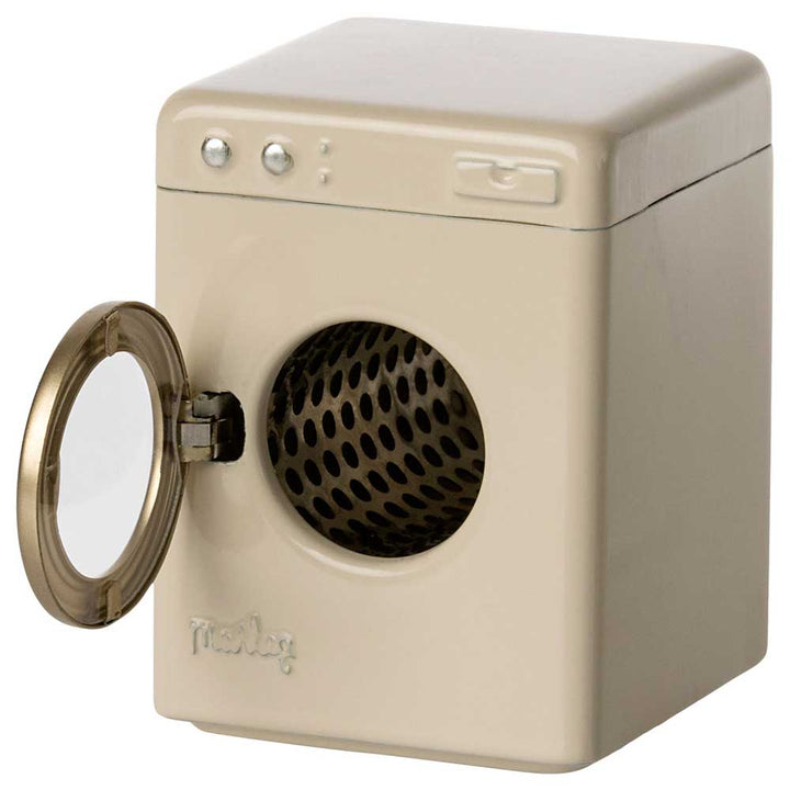 Ein kleiner, beiger Projektor der Marke Maileg - Maus Waschmaschine mit geöffneter Linsenkappe an der Seite, der ein kompaktes und modernes Design aufweist.