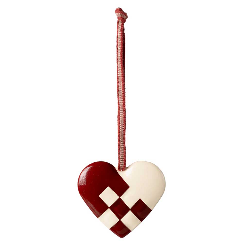 Ein Maileg - Metallornament Herz mit einem rot-weißen Webmuster.