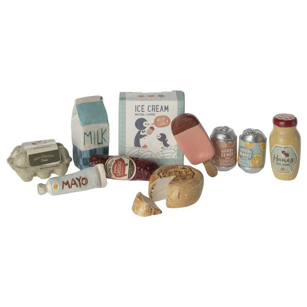 Eine Auswahl an Maileg - Miniatur Einkaufsbox-Artikeln, darunter Milchprodukte, Gewürze und Süßigkeiten.