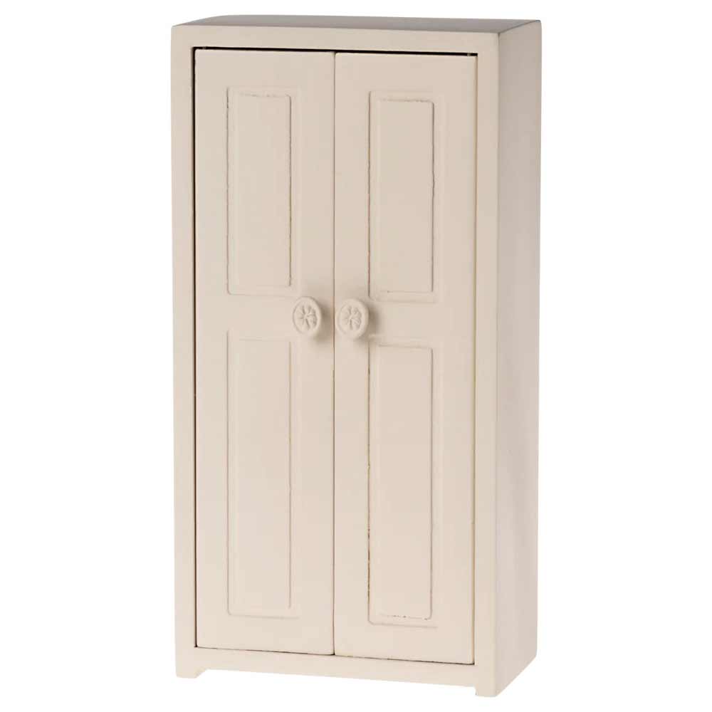 Der Maileg - Miniatur Kleiderschrank Maus ist ein hoher, cremefarbener Holzschrank mit zwei getäfelten Türen und runden Knöpfen.