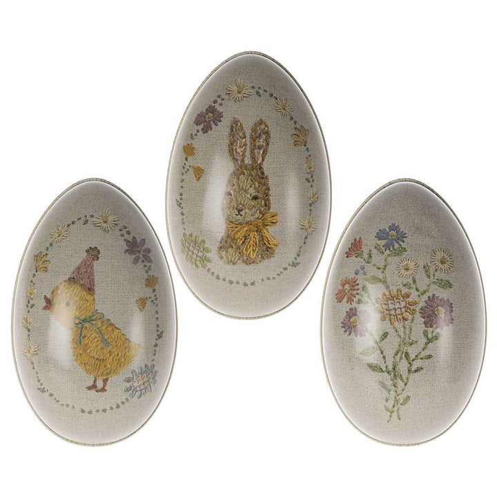 Drei ovale Maileg-Teller mit gestickten Tier- und Blumenmustern.
