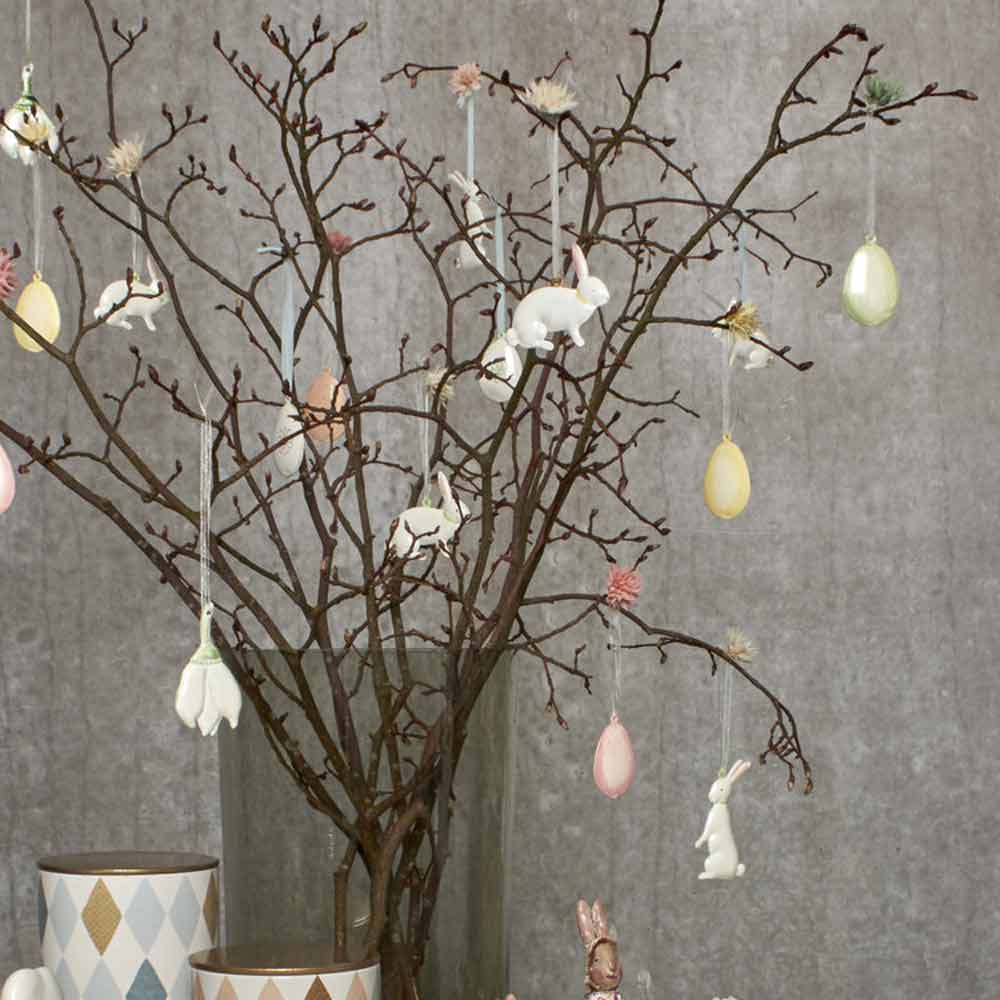 Ein dekorativer Maileg - Osterhase Metallanhänger Cloe-Baum mit hängenden Eiern und Hasen-Ornamenten.