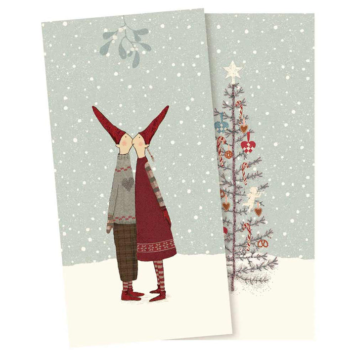 Zwei Figuren mit roten Hüten stehen unter einem Mistelzweig neben einem geschmückten Weihnachtsbaum, inmitten einer verschneiten Szene – wunderschön eingefangen auf den Maileg – Papierservietten Wichtel 20 Stück.