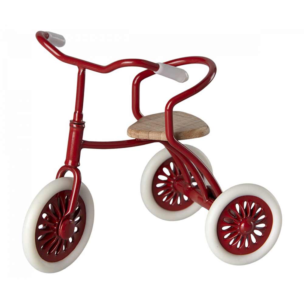 Maileg – Puppenhaus Dreirad mit Garage für Maus Abri à Dreirad mit Holzsitz und weißen Speichenrädern, isoliert auf weißem Hintergrund.