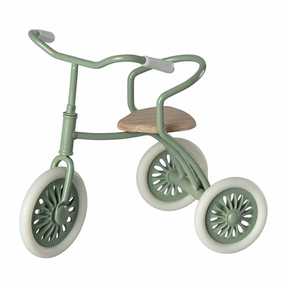 Dekoratives Modell eines Maileg – Puppenhaus Dreirads mit Garage für Maus Abri à Dreirad mit Holzsitz, isoliert auf weißem Hintergrund.