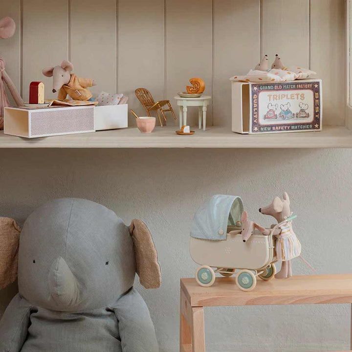 Maileg - Puppenhaus Kinderwagen aus Metall weiß-blau