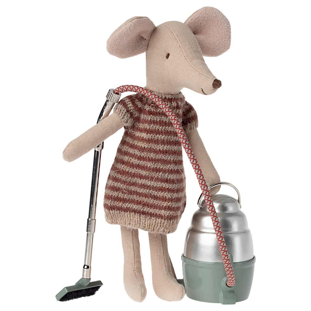 Eine plüschige Maileg-Maus, gekleidet in einen Pullover mit einem Besen und einem Eimer in der Hand.