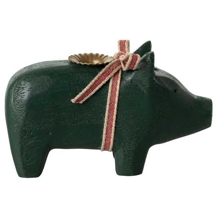 Maileg - Schwein Kerzenhalter aus Holz Klein ist eine dunkelgrüne Schweinefigur aus Holz mit einer rot-weißen Schleife um den Hals und einer kleinen Metallschale auf dem Rücken.