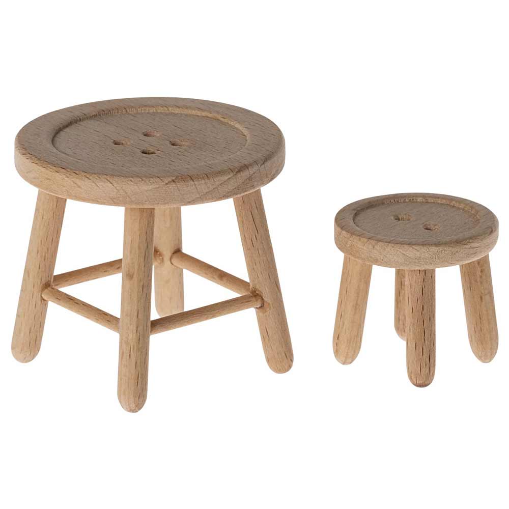 Bild von zwei Maileg - Tisch und Hocker Set Maus, eines größer mit vier Beinen und einer kreuzverstrebten Basis, das andere kleiner mit drei Beinen. Beide sind rund mit knopfartigen Sitzdesigns.