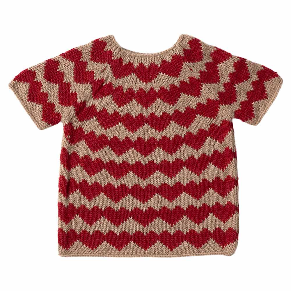 Ein kurzärmliger Strickpullover von Maileg für Mädchen in Größe 6 mit einem rot-beigen Zickzackmuster.