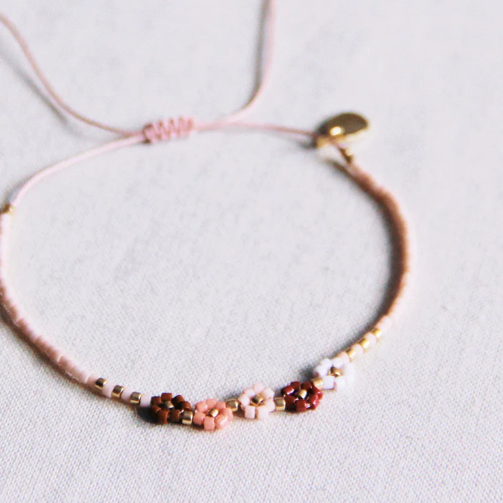 Bazou - Miyuki-Armband mit 5 Mini-Gänseblümchen – Nude-Mix