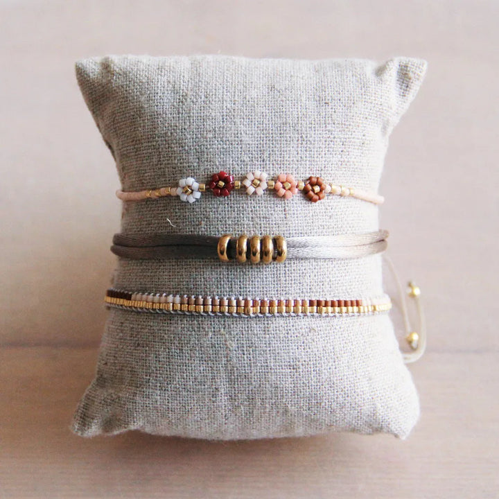 Bazou - Miyuki-Armband mit 5 Mini-Gänseblümchen – Nude-Mix