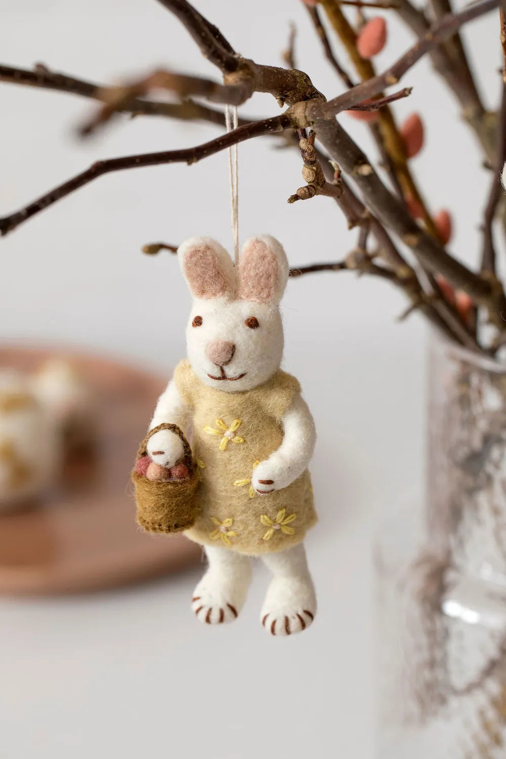 Gry &amp; Sif - Kleiner weißer Hasen-Mädchen mit gelbem Kleid &amp; Eierkorb