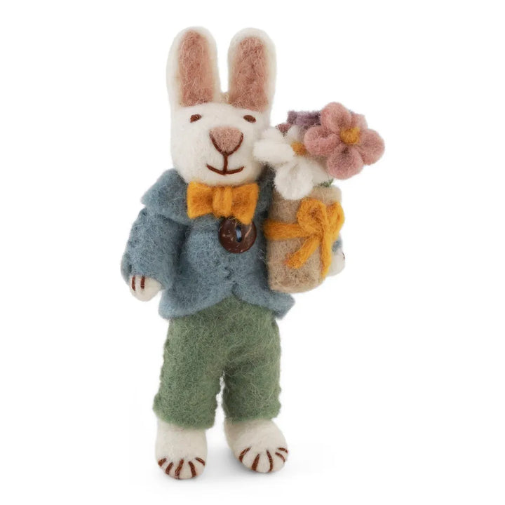 Gry &amp; Sif - Kleiner weißer Hasenjunge Filz mit Blumenstrauß