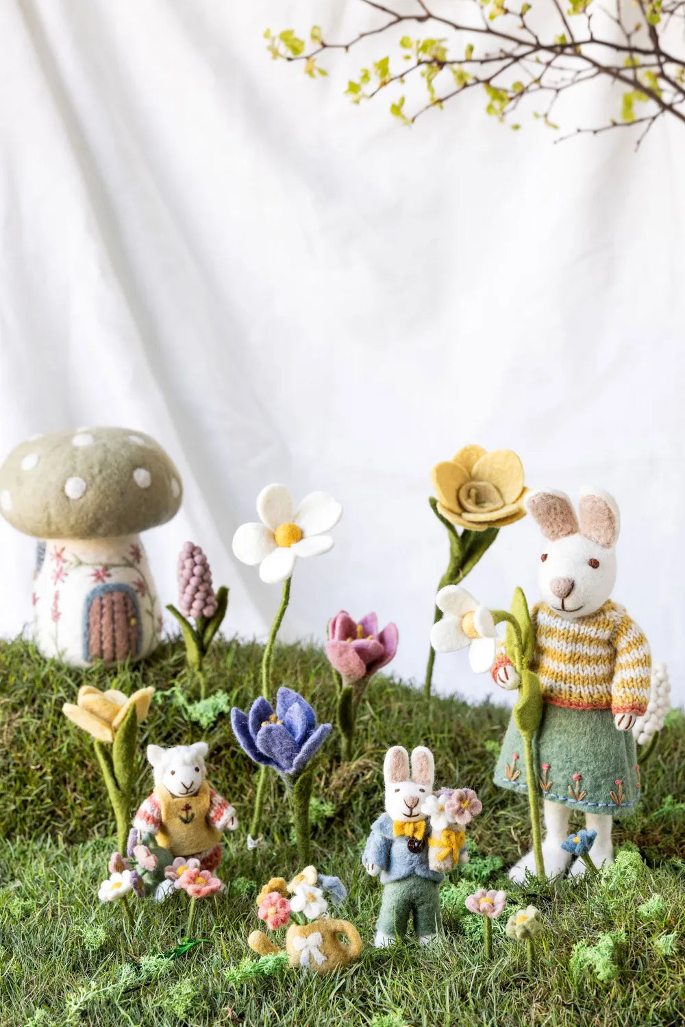 Gry &amp; Sif - Kleiner weißer Hasenjunge Filz mit Blumenstrauß