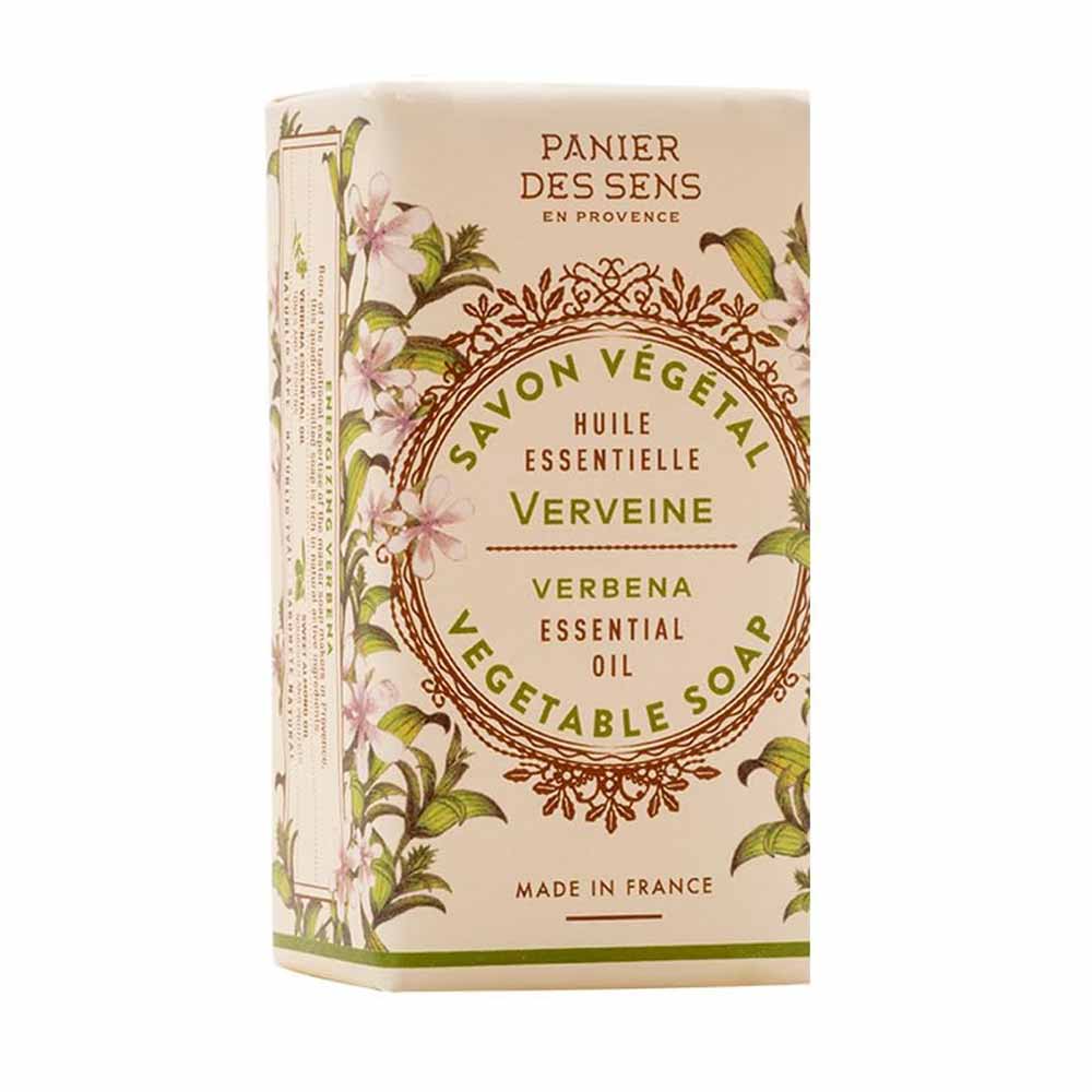 Eine Tafel Panier des Sens – Feste Pflanzenseife Eisenkraut (Verbene) 150 g in einer Blumenverpackung, mit französischem Etikett als Hinweis darauf, dass das Produkt in Frankreich hergestellt wurde.