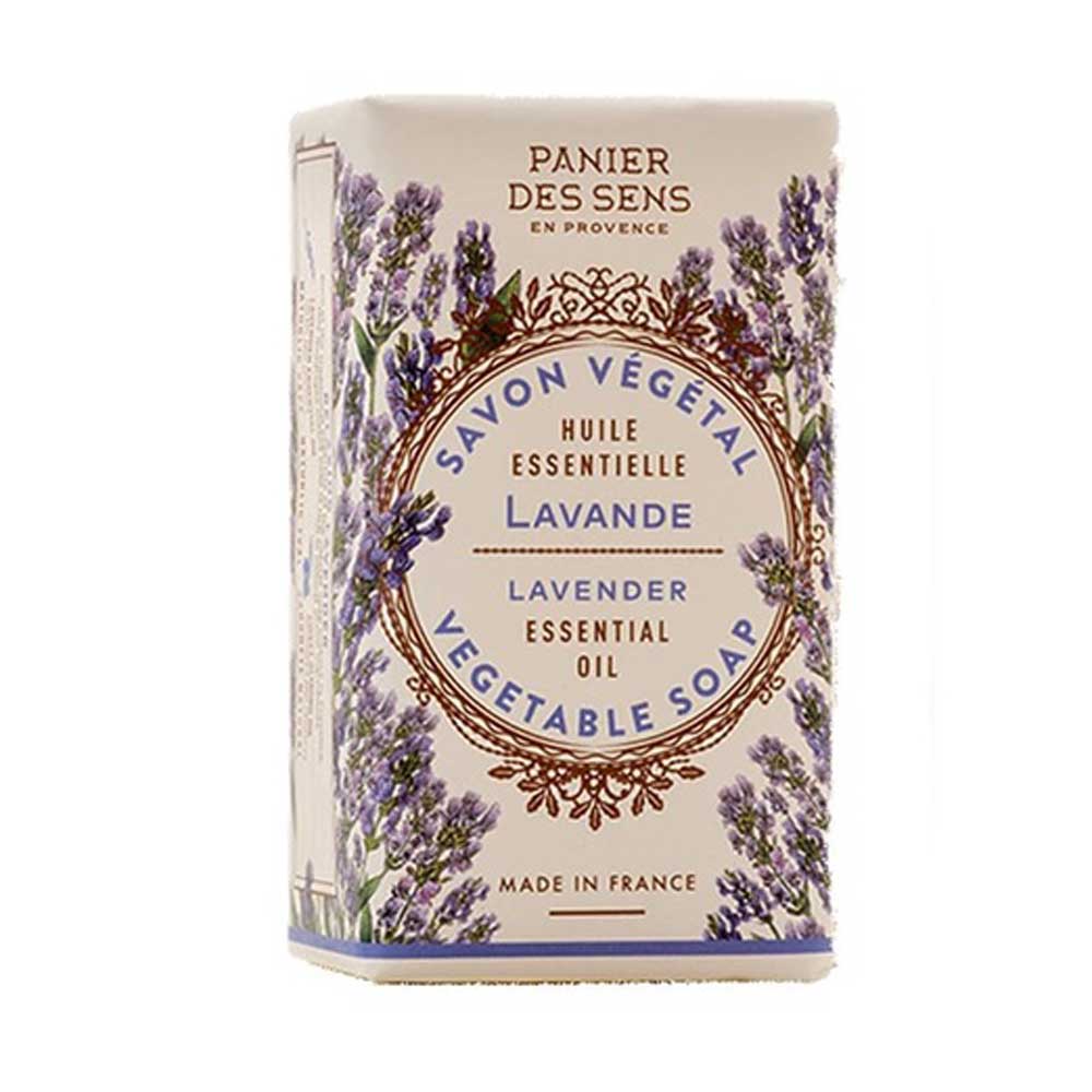 Eine Schachtel Panier des Sens – Feste Pflanzenseife Lavendel 150 g mit ätherischem Öl, dekoriert mit Lavendelillustrationen. Der Text auf der Schachtel enthält „Made in France“ und „Savon Végétal“.