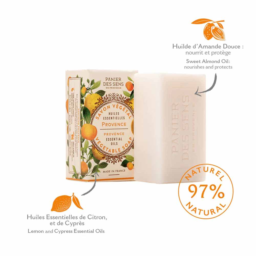 Ein verpackter Riegel Panier des Sens – Feste Pflanzenseife Provence 150 g mit ätherischen Zitronen- und Zypressenölen und süßem Mandelöl. Auf der Verpackung steht, dass es zu 97 % natürlich ist.