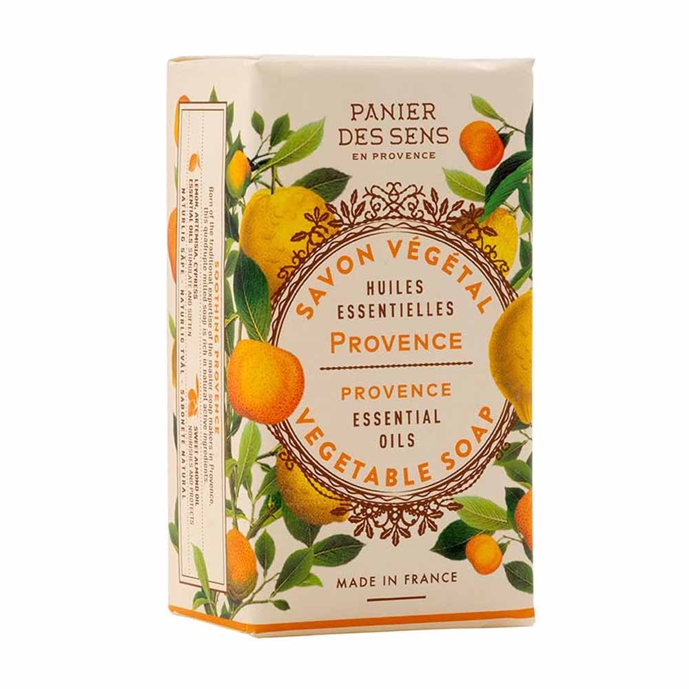 Eine rechteckige Schachtel Panier des Sens – Feste Pflanzenseife Provence 150 g, verziert mit Abbildungen von Orangen und Blättern. Der Text hebt ätherische Öle hervor und weist darauf hin, dass das Produkt in Frankreich hergestellt wird.