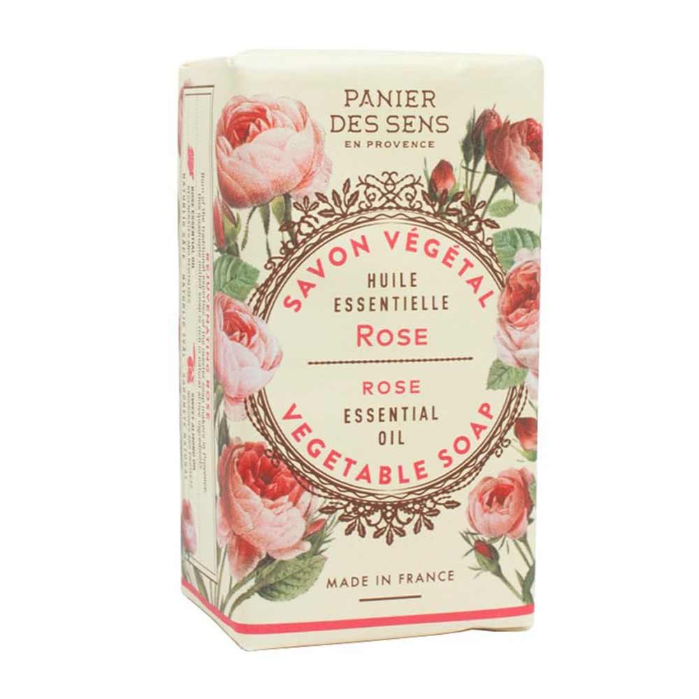 Eine rechteckige Schachtel Panier des Sens - Feste Pflanzenseife Rose 150 g. Die Verpackung ist mit Rosenillustrationen und Text mit detaillierten Produktinformationen verziert.