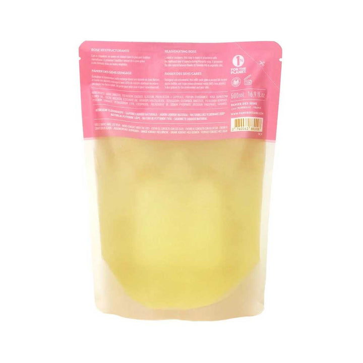 Ein versiegelter, transparenter 500-ml-Beutel von Panier des Sens - Marseiller Flüssigseife Nachfüllbeutel Rose, teilweise gefüllt mit einer gelben Flüssigkeit.