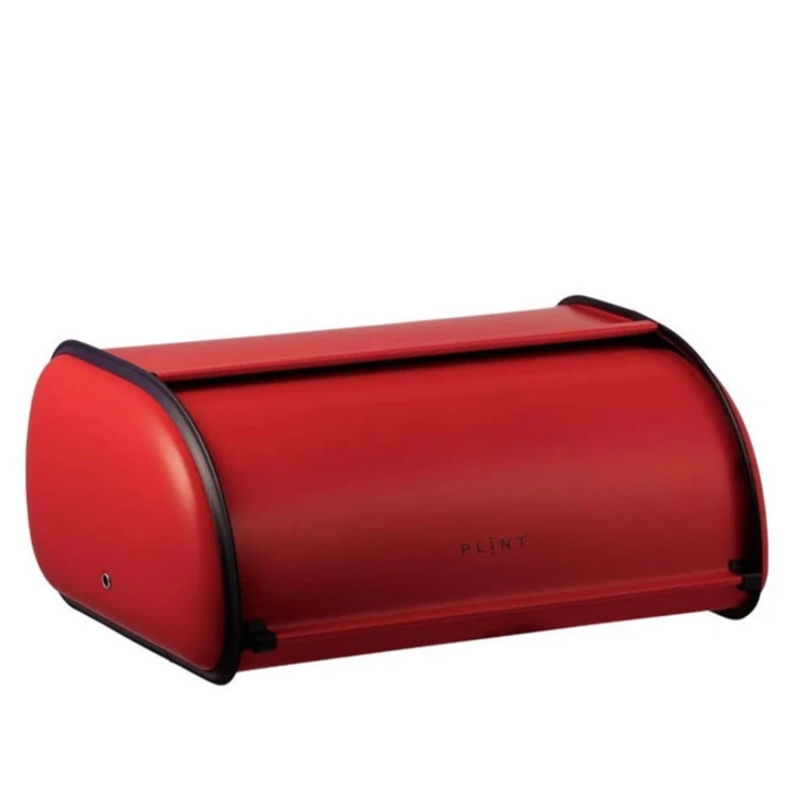 Der Plint - Brotkasen Retro Vintage ist ein roter Metallbrotkasten mit Rolltop-Deckel und schwarzer Verzierung, der auf einem schlichten weißen Hintergrund abgebildet ist.