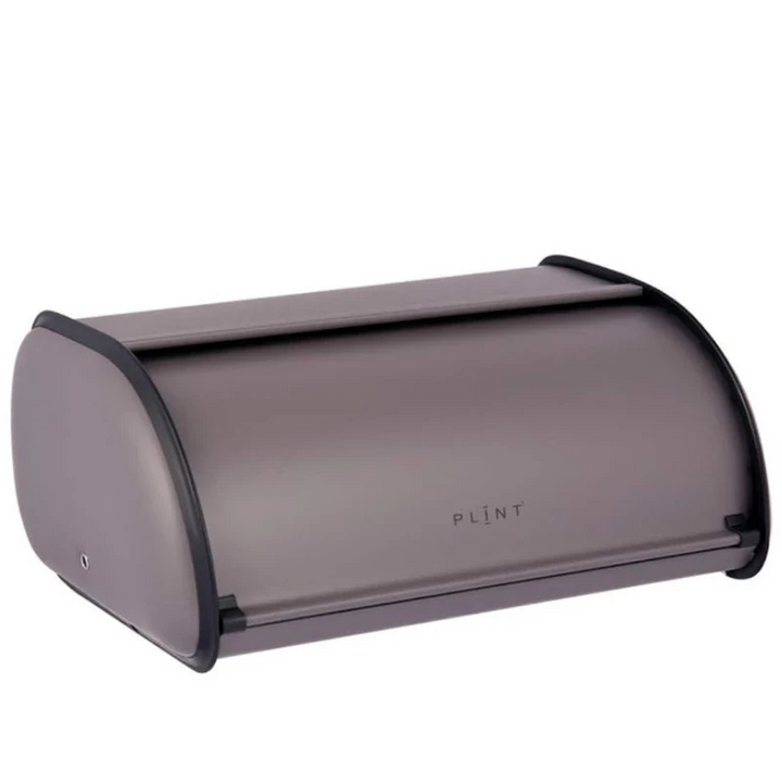 Ein mattgrauer Metall-Brotkasten mit Rolltop-Deckel, schwarzer Verzierung und der Aufschrift "Plint - Brotkasten Retro Vintage" auf der Vorderseite.