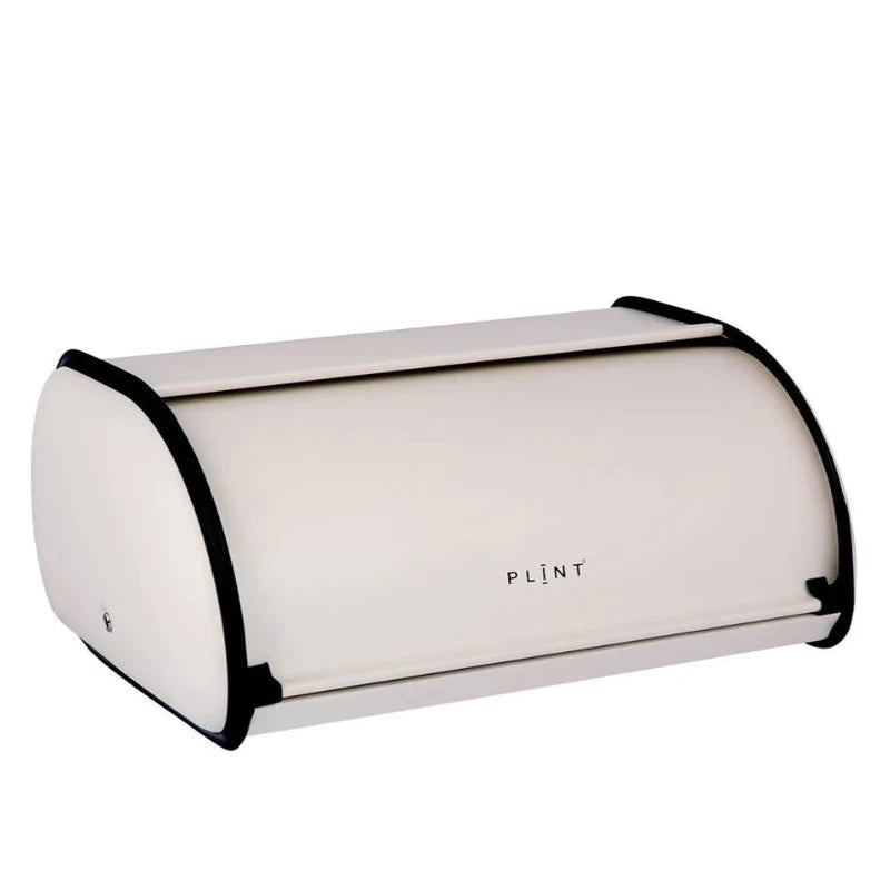 Ein weißer Metall-Brotkasten "Plint - Brotkasten Retro Vintage" mit schwarzer Verzierung und dem Markennamen "PLINT" auf der Vorderseite, vor einem schlichten weißen Hintergrund.
