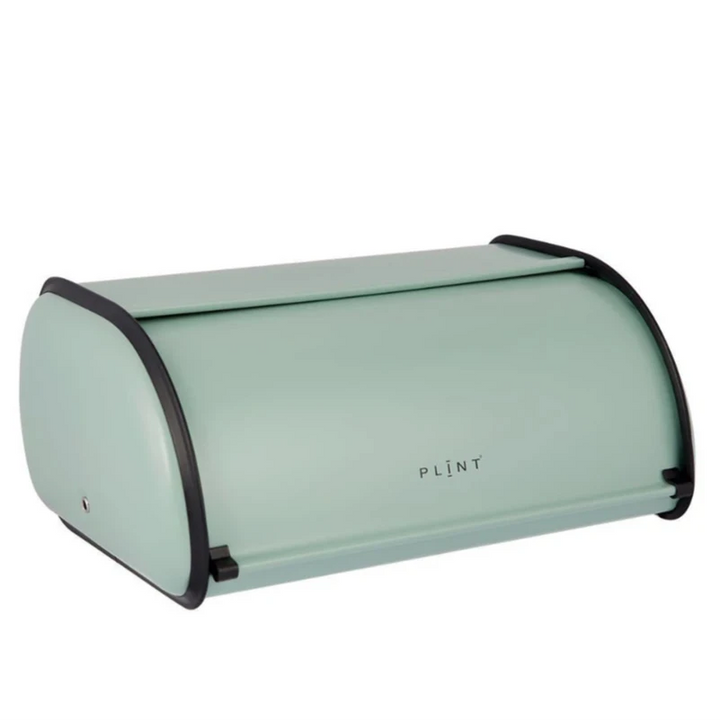 Ein mintgrüner Brotkasten aus Metall mit Rolldeckel und schwarzer Verzierung, mit der Aufschrift "Plint - Brotkasten Retro Vintage" auf der Vorderseite.