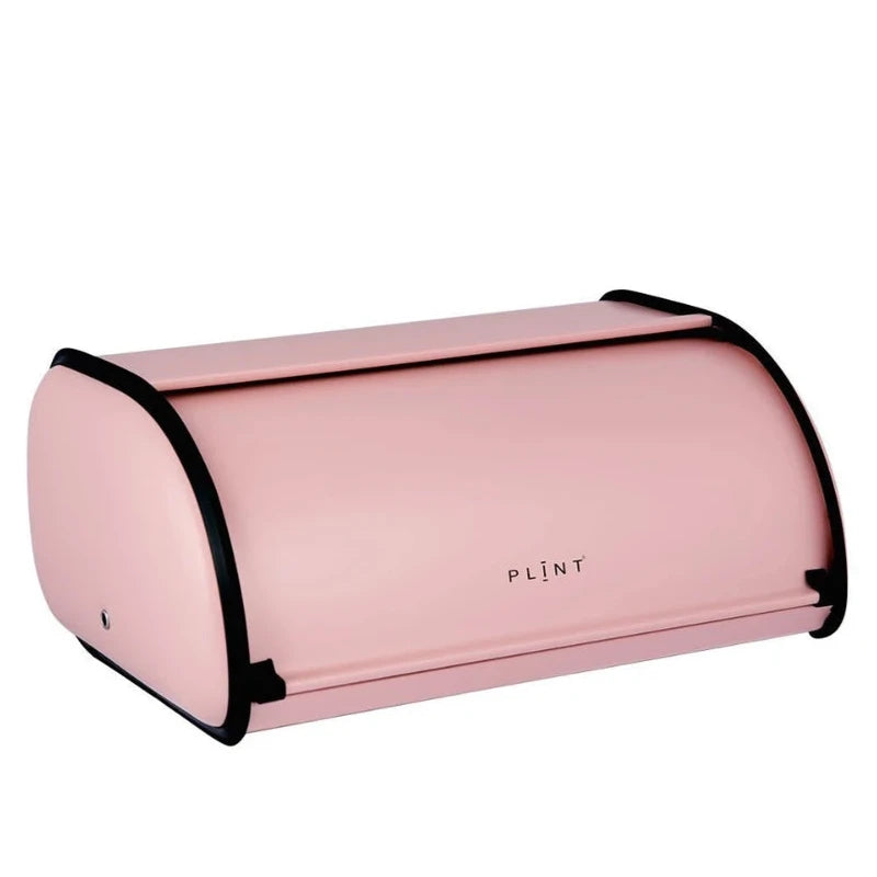 Ein rosafarbener Brotkasten aus Metall mit gewölbtem Rolldeckel, schwarzem Rand und dem Schriftzug "Plint - Brotkasten Retro Vintage" auf der Vorderseite.