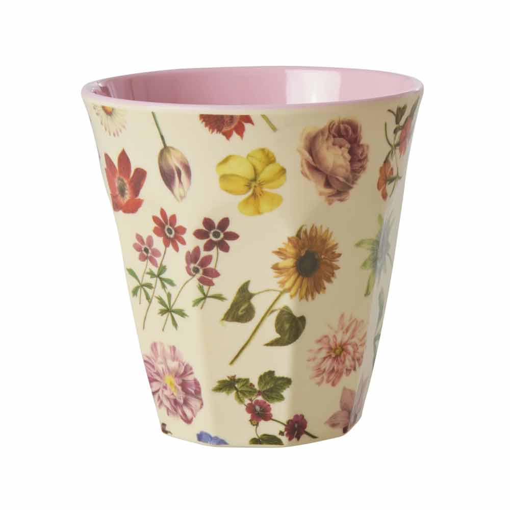 Ein Rice - Melaminbecher Floras Dream Medium mit farbenfrohem Blumenmuster und rosafarbener Innenseite.