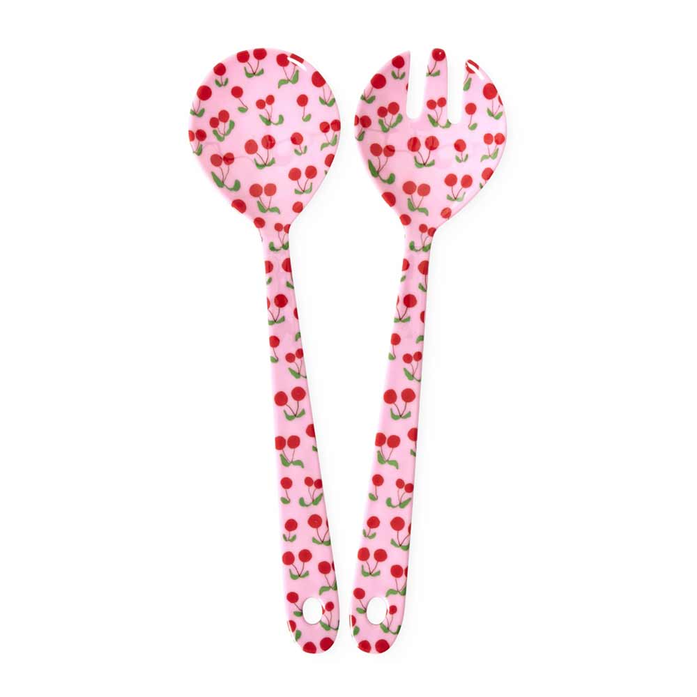 Das Rice - Melamin Salatbesteck Cherries, ein rosa Salatbesteck mit rotem Kirschmuster (ein Löffel, eine Gabel), wird nebeneinander auf weißem Hintergrund präsentiert.