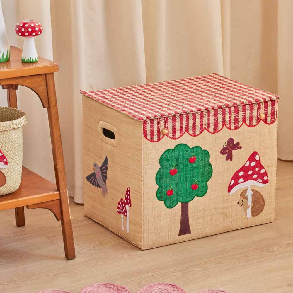 Der Rice - Raffia Aufbewahrungskorb Happy Forest Faltbar ist eine faltbare Aufbewahrungsbox mit rot kariertem Deckel und niedlichen Stoffdesigns mit Waldmotiven, perfekt zum Ordnen von Räumen neben Regalen oder Vorhängen.