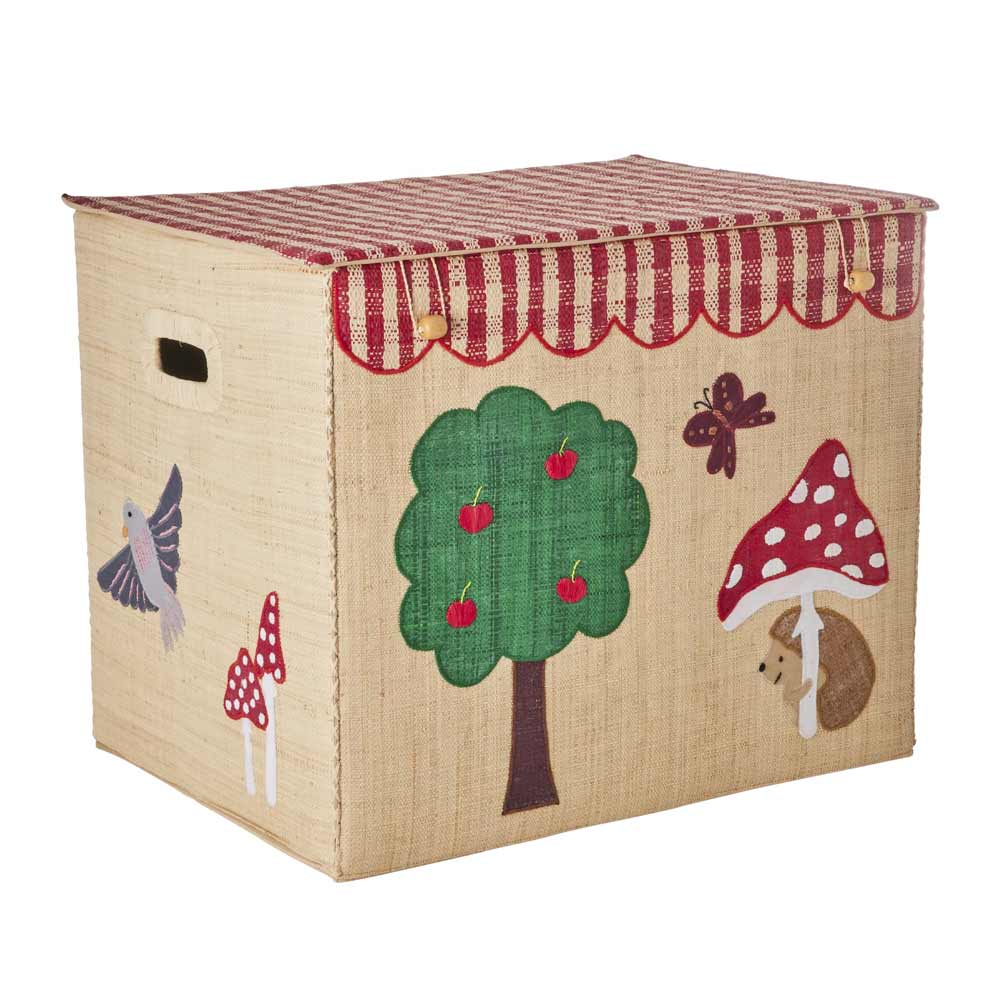 Der Rice - Raffia Aufbewahrungskorb Happy Forest Faltbar ist eine rechteckige Aufbewahrungsbox mit seitlichen Griffen und applizierten Bildern eines Baums, Vogels, Igels mit Pilz, Schmetterlingen und einem Deckel mit rotem Gingham-Muster.