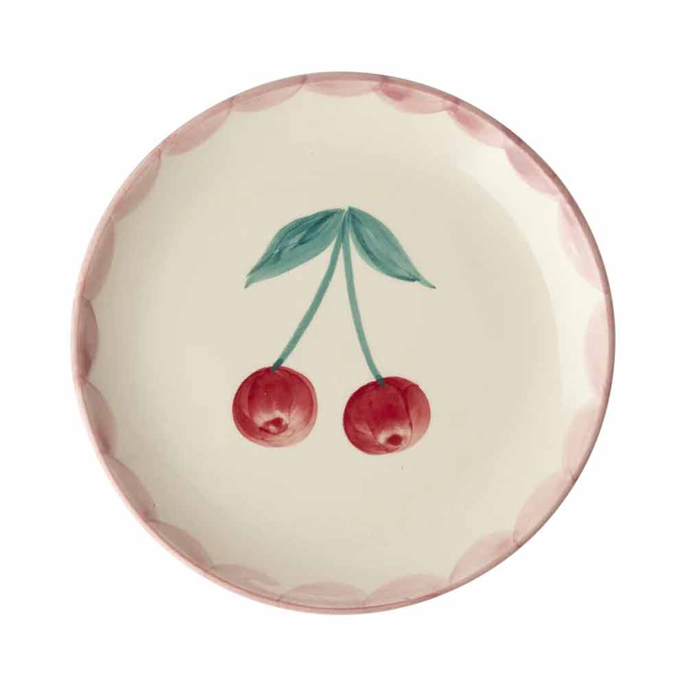 Der Rice-Teller mit handbemalten Kirschen ist ein runder Keramikteller mit einem rosa gewellten Rand und einem handgemalten Design aus zwei roten Kirschen mit grünen Blättern in der Mitte.
