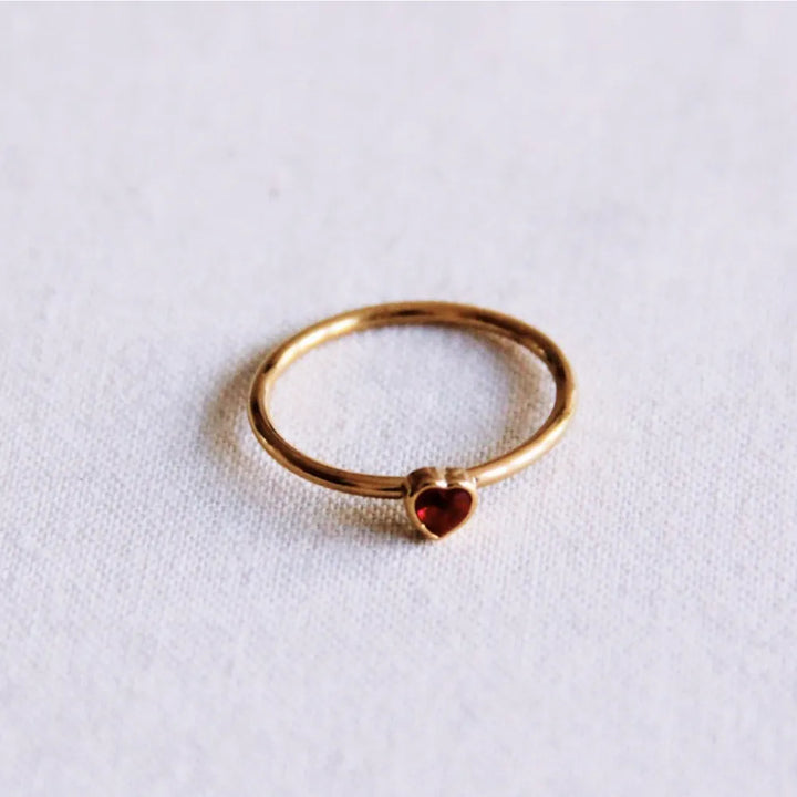 Bazou - Minimalistischer Ring mit Kristallherz – rot