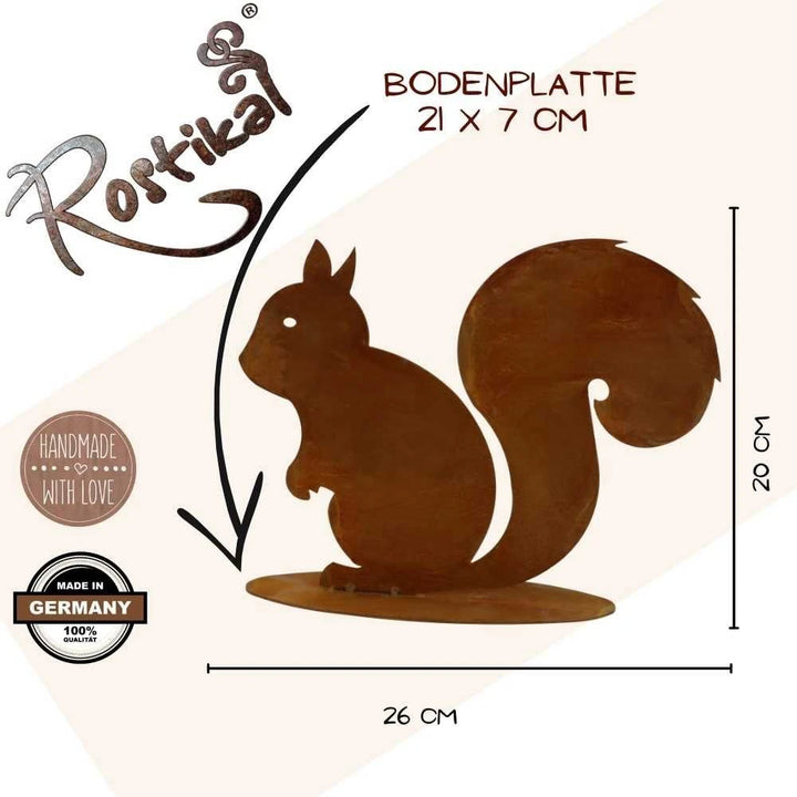 Das Rostikal Metalldeko Rost Eichhörnchen Kecki ist eine handgefertigte Eichhörnchen-Silhouette aus Metall auf einem Sockel (21x7 cm und 26x20 cm), mit der Aufschrift "Handmade with love" und "Made in Germany" - eine trendige Herbstdekoration.