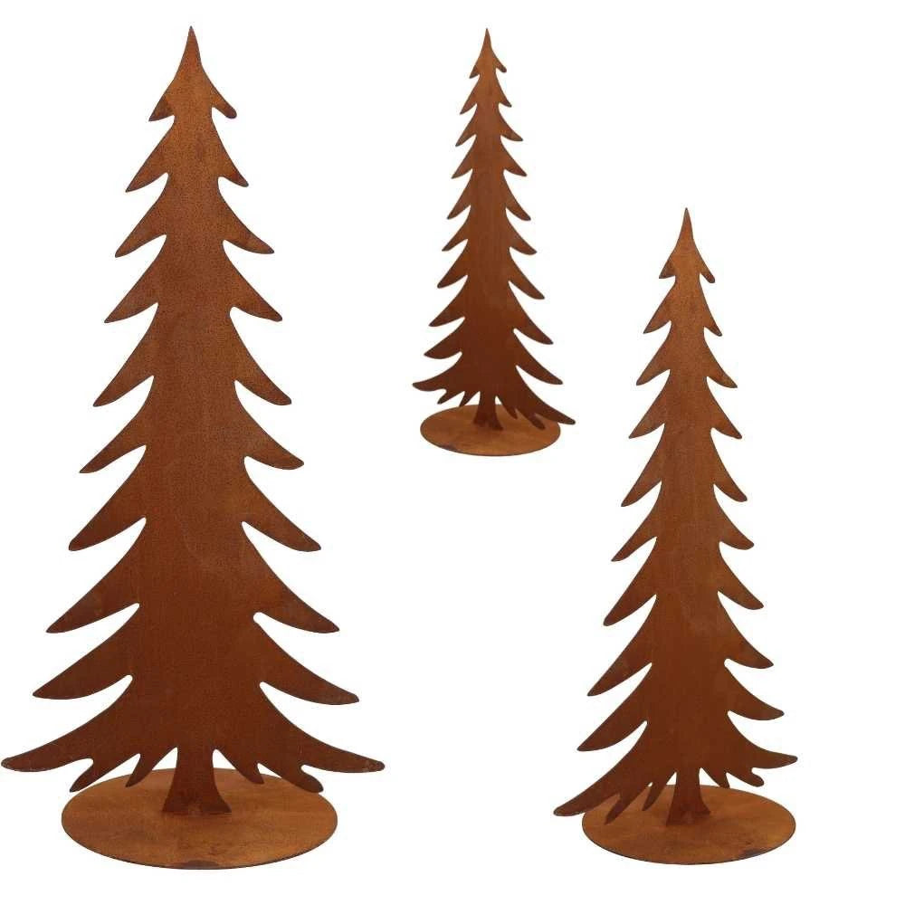 Drei Metallskulpturen "Rotikal - Rost Deko Tannenbaum", die jeweils einen stilisierten Tannenbaum auf einem runden Sockel darstellen, sind auf weißem Grund angeordnet.