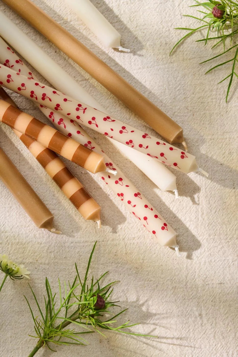 Ib Laursen - Dünne hohe Kerze mit roten Kirschen