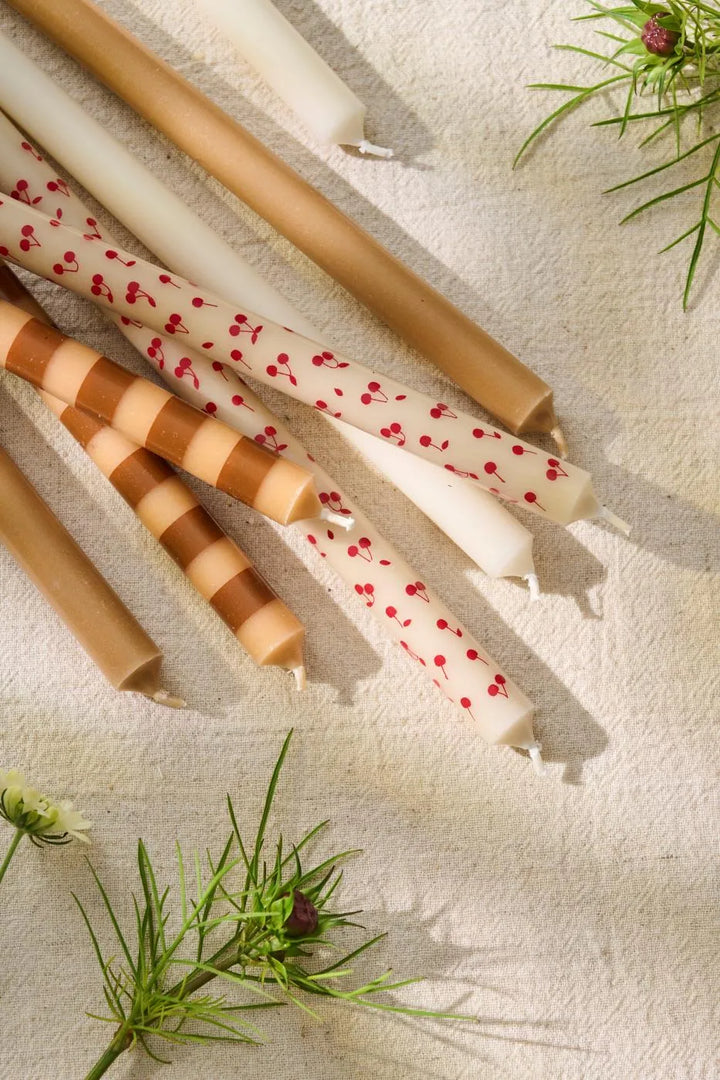 Ib Laursen - Dünne hohe Kerze mit roten Kirschen