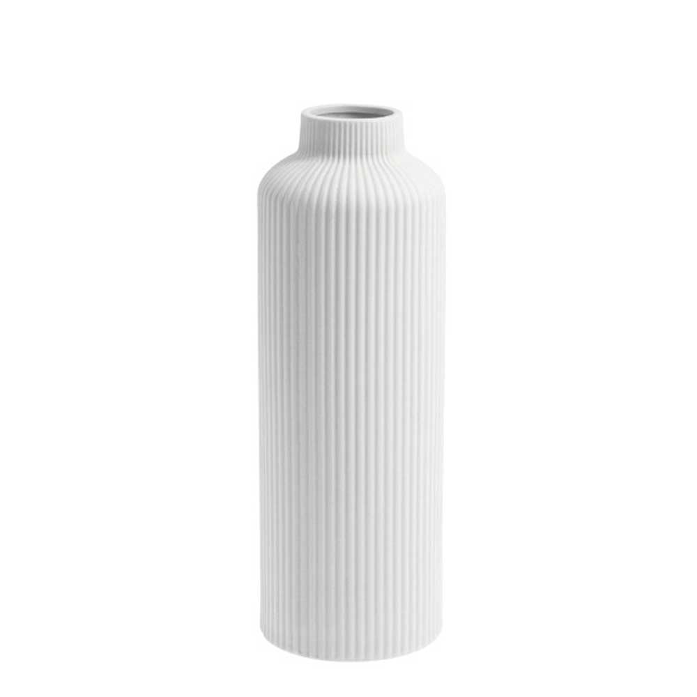 Die Storefactory Ådala Vase Keramik ist ein hohes, weißes Keramikstück mit gerippter Textur und schmaler Öffnung, das aufrecht vor einem schlichten Hintergrund steht.