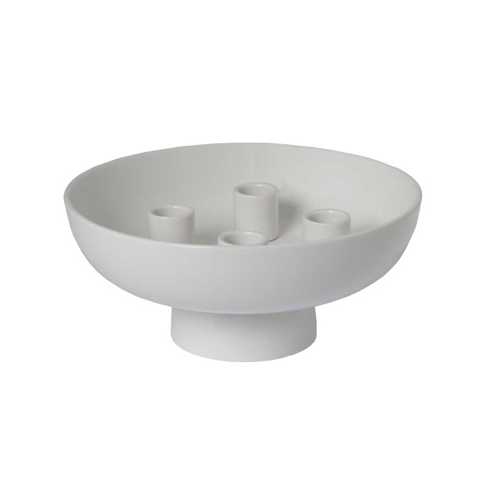 Eine Granhammar-Keramikschale von Storefactory mit einem zentralen Ständer und vier vertikalen zylindrischen Haltern für Stabkerzen.