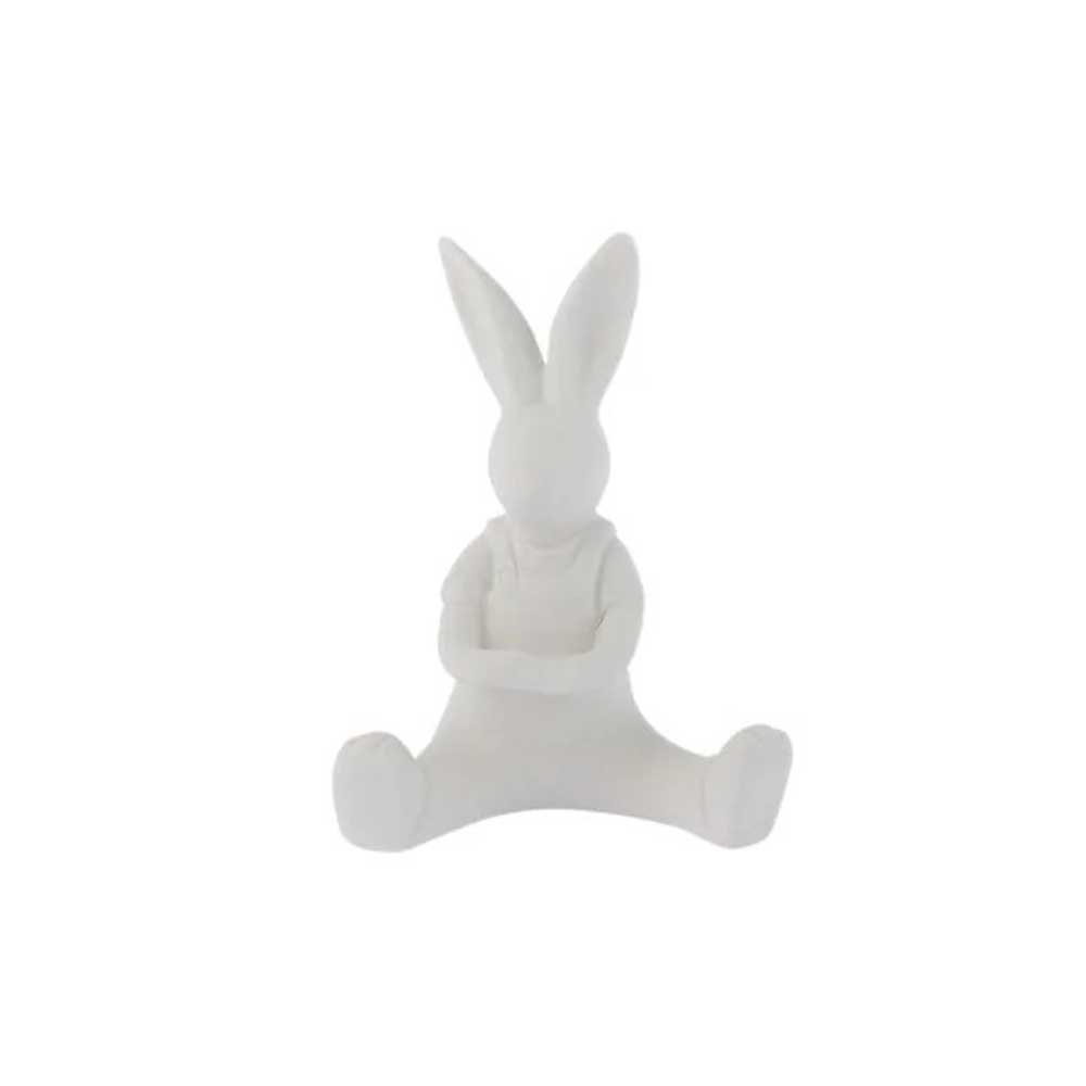 Sitzende weiße Lasse-Hase-Figur in Form eines anthropomorphen Kaninchens mit verschränkten Armen.