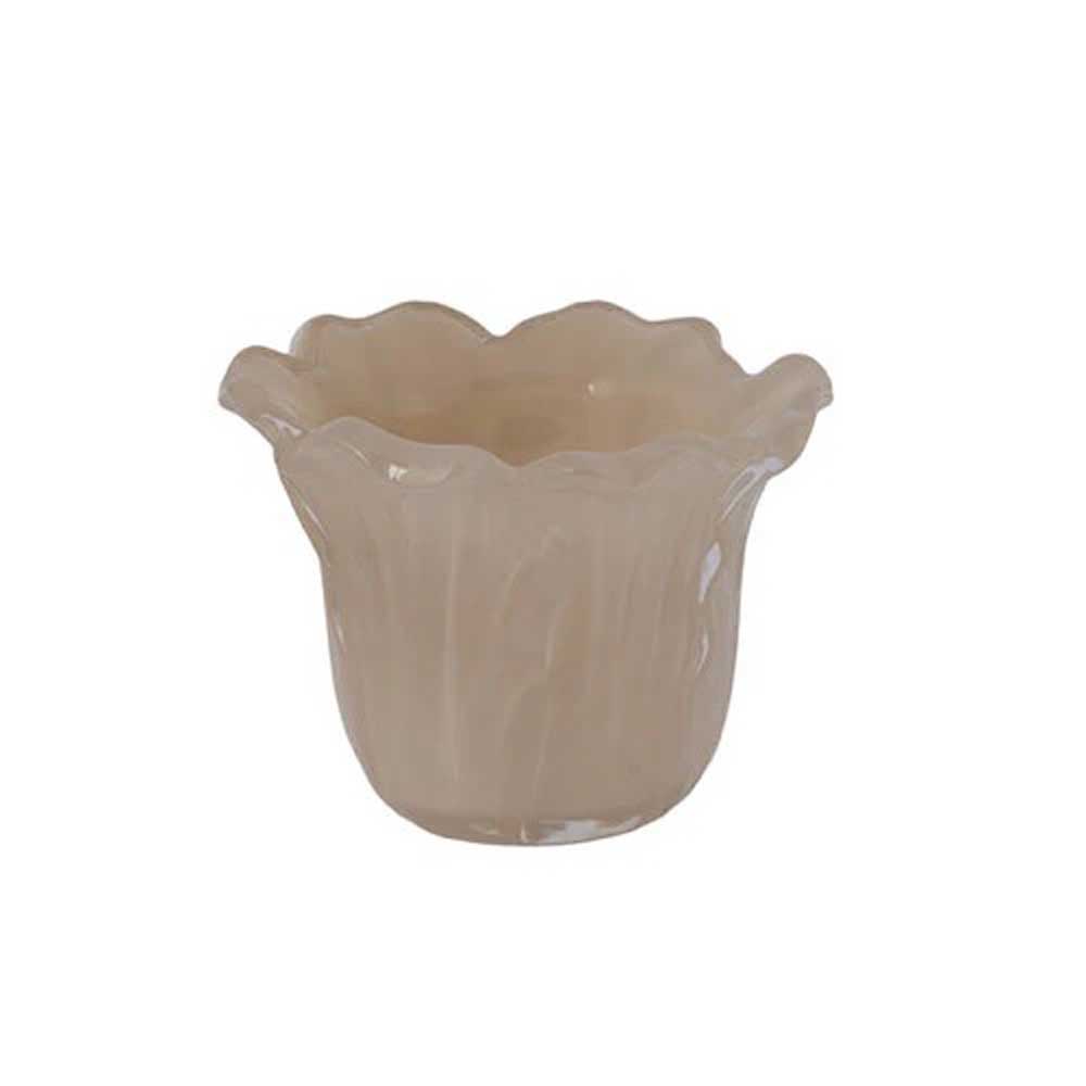 Der Storefactory Ljunga Teelichthalter ist eine beige Keramikvase mit gewellten Kanten und einer glatten, glänzenden Oberfläche auf weißem Hintergrund.