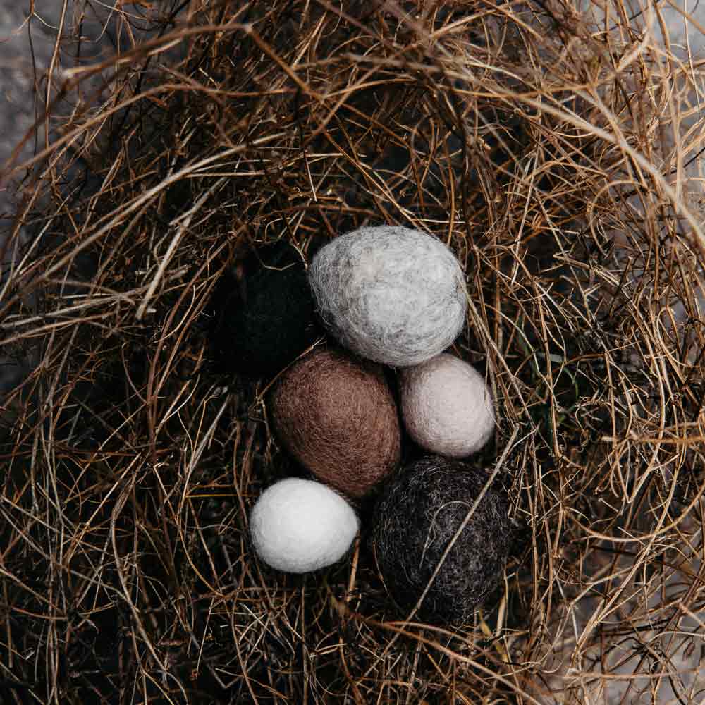 Three Storefactory - Ullas Ei Anhänger in einem Nest.