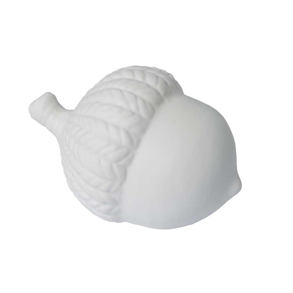Die Storefactory – Västansjö Keramik Eichel, eine weiße Keramik-Eichel mit strukturierten Details, ruht auf einem schlichten Hintergrund.